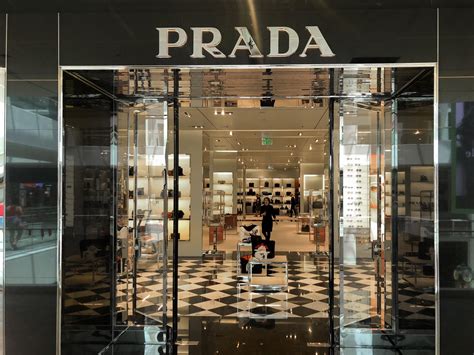 Prada, Shopping .